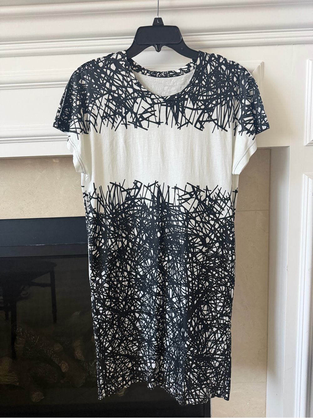 Women's Black & White Abstract Print Tee Dress